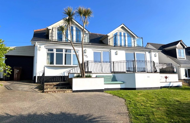 Large holiday home with sea views!