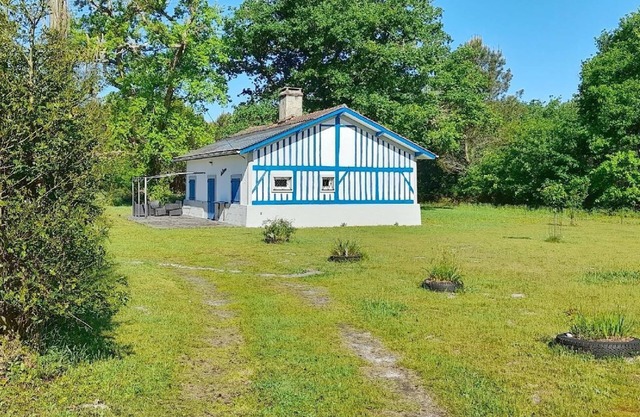 Large holiday home in Mézos with large terrace