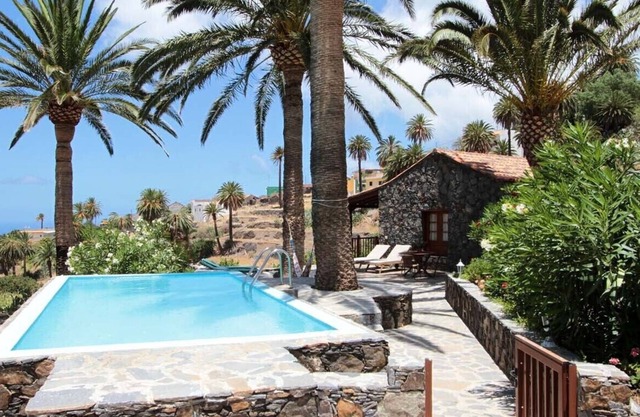 Large holiday house with pool and in a secluded location