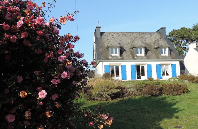 Large holiday villa for 10 people, 80m from the beach, on an enclosed garden