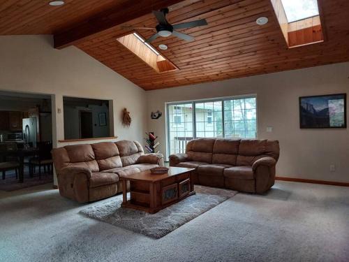 Large Home at Yosemite Gateway !