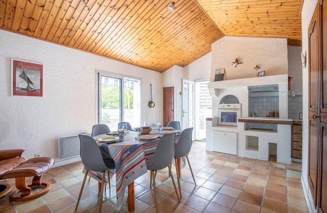 Large house for 6 people - 300m from the beach