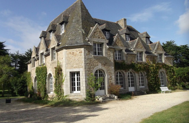 Large house in private park, walking distance to the sea, sleeps 15