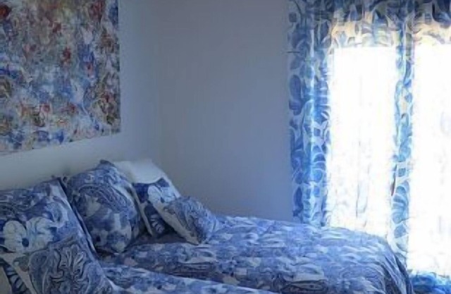 LARGE HOUSE + LOCAL 22 PEOPLE IN COUNTRYSIDE PLENTY OF ROOM FOR RUNNING AND PETS