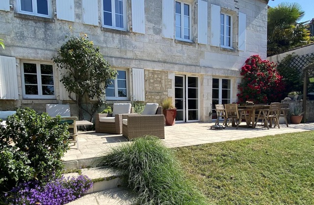 Large house with garden and swimming pool downtown Angoulême