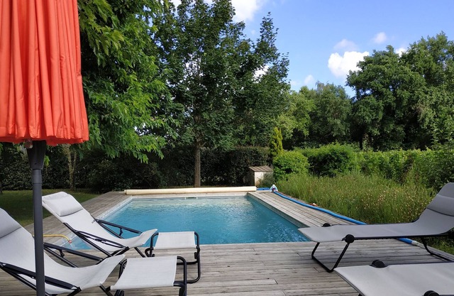 Large house with pool in the vineyards of Pessac Léognan near Bordeaux