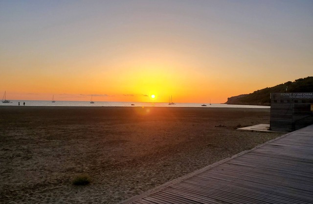Large house with stunning views, 10-minute walk to beach and shops. Garage 2P