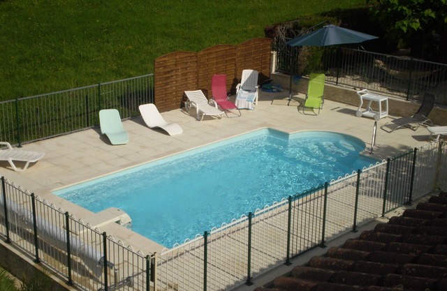 Large independent house with handicap access. Swimming pool, Parking, private.