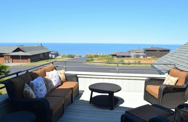 Large Luxurious Coastal Home! Hot tub, Pet friendly, & Beautiful Coastal views