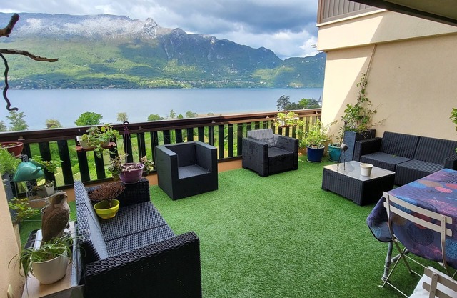 Large luxury apartment on Lac du Bourget