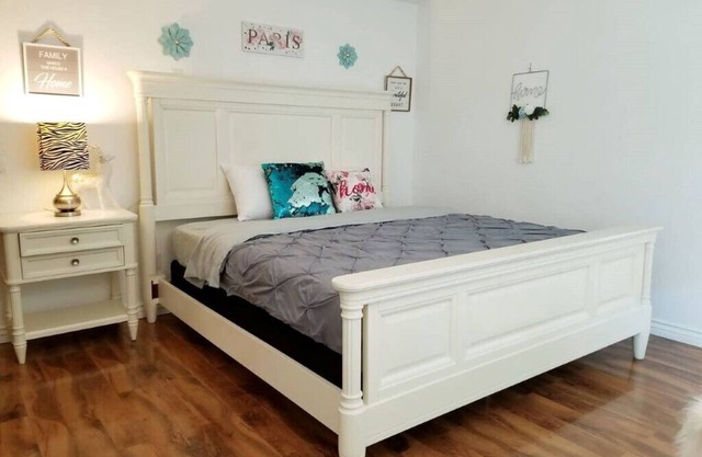 LARGE MASTER BED ROOM WITH PRIVATE ENTRANCE & BATH