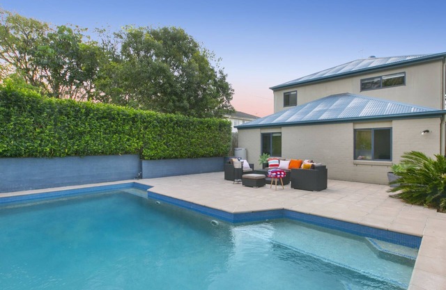 Large modern house. Pool, city views. Pets welcome.
