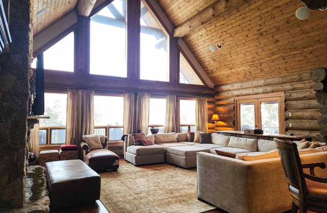 Large mountain cabin with hot tub, game room, deck, fireplace, & gorgeous view