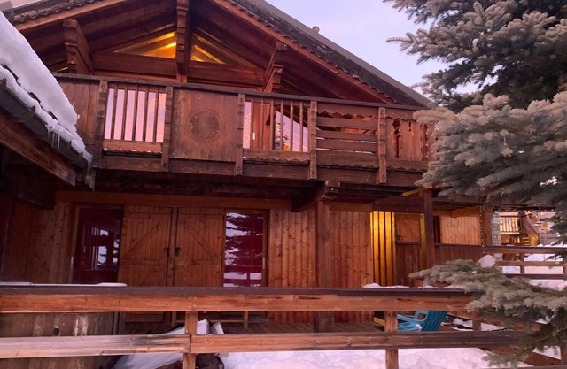 Large mountain chalet w/hot tub & sauna. Amazing views!