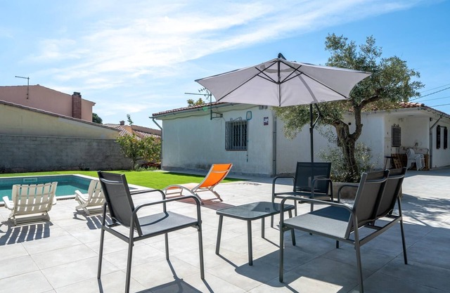 Large outdoor area with pool and bbq 4km beach