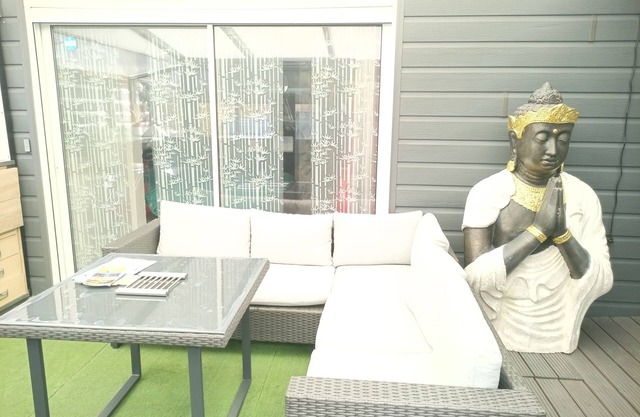 Large private bedroom, fully equipped.