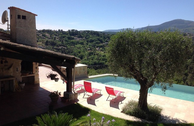 Large provençal house with dominant view on the mountains