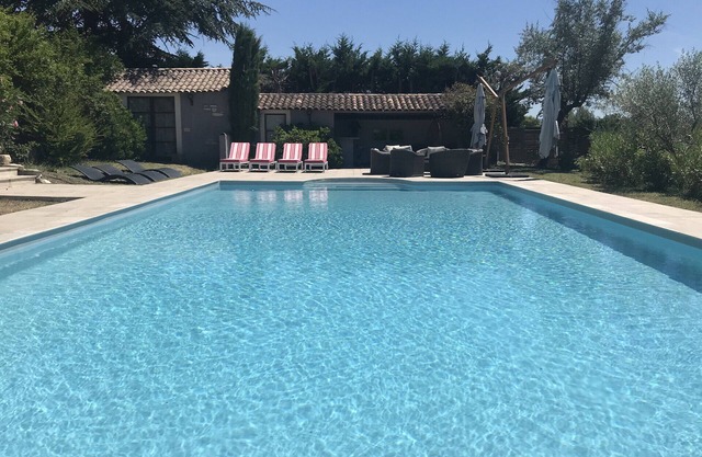 Large Provencal Mas renovated for 10 people and 2 bb with swimming pool at the foot of Ventoux