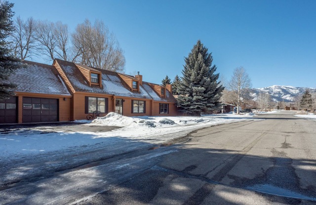 Large Rambling Ranch House, In Town with MTN Views, Walk to Shopping/Dining/Pubs