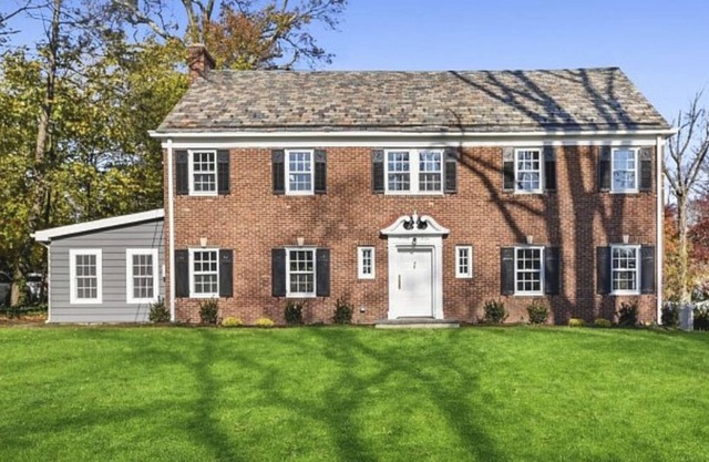 Large, Renovated Colonial - Walk to the Village and Train