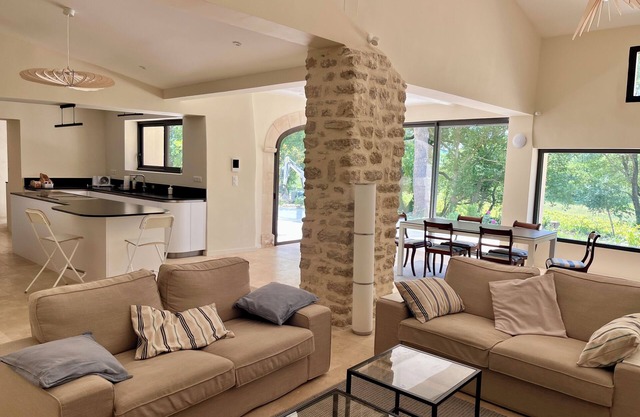 Large renovated farmhouse in the heart of the vineyards: ideal for large families (Luberon-Ventoux)
