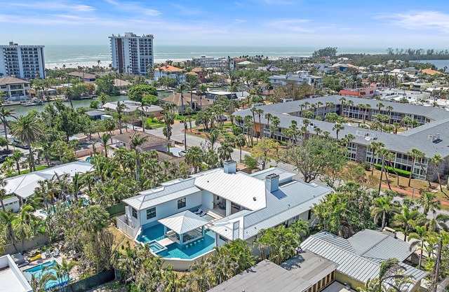 Large, Resort-Like Pool Home. Walk to Lido Beach and St. Armands Circle.