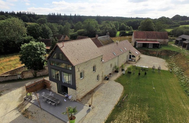 Large restored house with pond, pets allowed, up to 12 people