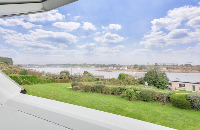 Large river view house for 8 in St Philibert