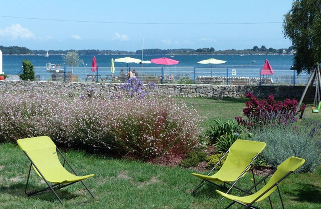 Large sea-facing villa - Walking distance to beach - Enclosed garden - Close to all amenities