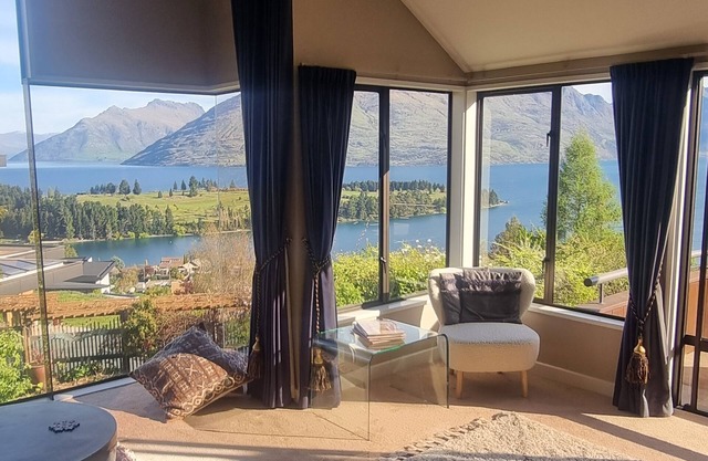 Large Separate Dwelling With Panoramic Lake View 5min Walk to Queenstown Centre