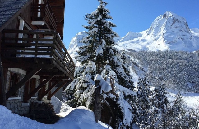 Large south-facing chalet with balcony facing the slopes