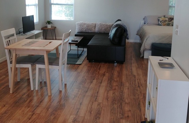 Large studio guest cottage 1.5 blocks from ocean