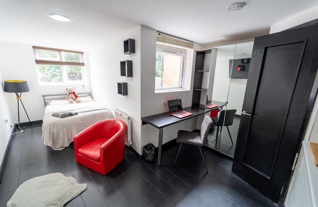 Large Studio next to UOB and close to City!