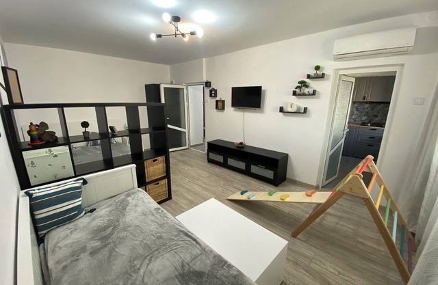 Large Studio with King size Bed + Day bed, AC, Parking, Child-Friendly and Toys