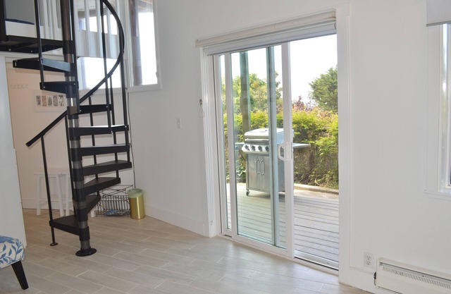 Large Studio with wrap around deck above Stinson Beach & near many hiking trails