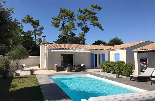 Large summer house with swimming pool, ideal for family and friends !