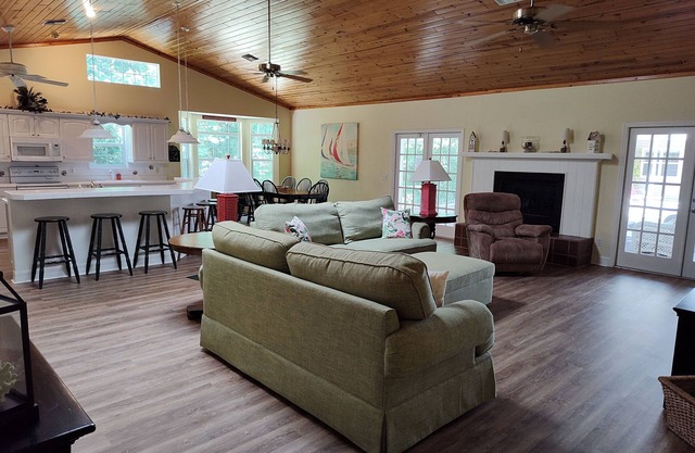 Large Vacation Home with optional adjoining Guest Suite and Private Pool Oasis.