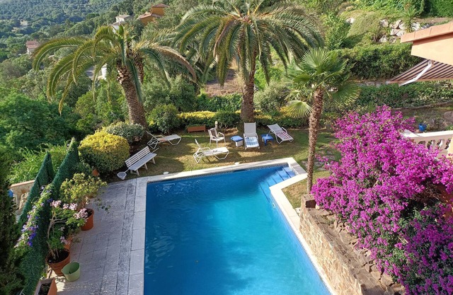 Large villa with sea view, private pool, close to beaches and shops