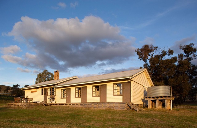 Large Wappan Bonnie Doon farmstay on Lake Eildon near Mansfield/Mt Buller. 18ppl