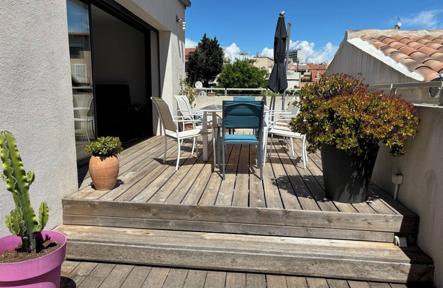 Large waterfront townhouse/8 adults+2 children.