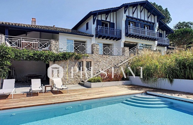 LARRARTEA - REMARKABLE VILLA CLASSIFIED 5 STARS