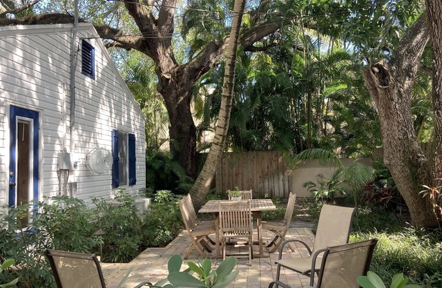 Las Olas 2 Bedroom Villa House: Walking to Beach, Dining and Nightlife!