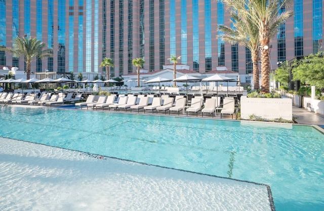 Las Vegas Escape! 2 Modern Units, Pool, Parking, Near The Mirage Volcano