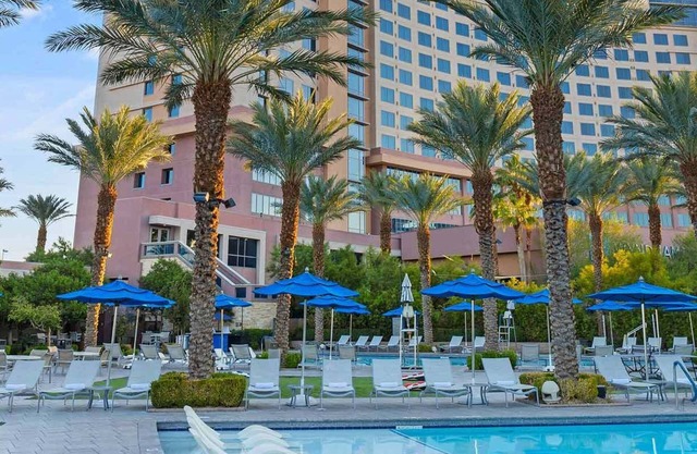 Las Vegas Formula 1 Luxury Stay at Wyndham Desert Blue!
