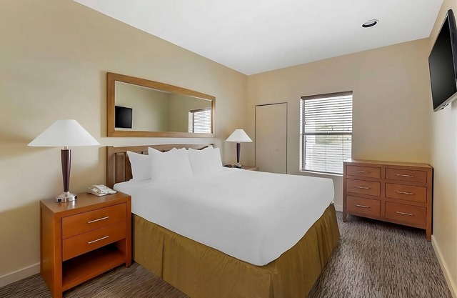 Las Vegas Retreat:2 Relaxing Units,Free Parking, Onsite Pool!Near Airport