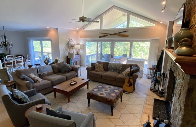 Last minute cancellation! King suite, Easy lake and ramp access, Large deck!