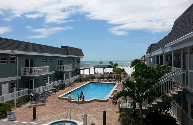 Last minute special! Walk Out To Beach - Pool Free Wifi & Laundry