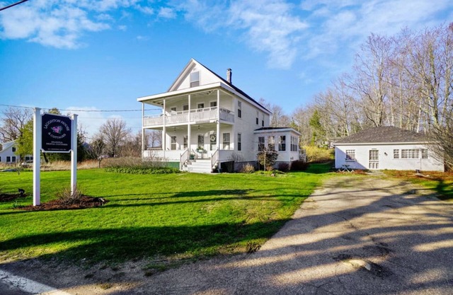 Laughton House & Cottages: Steps away from Pemaquid Beach!