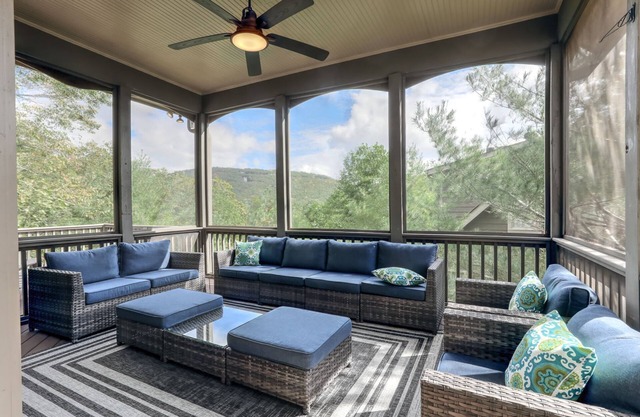 Laurel Summit - Soak Tired Muscles, Sip Wine Fireside, Play Scenic Golf & Swim Year-round!