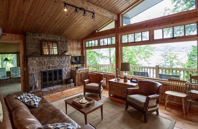 Laurentian Lakeside Cottage 53, 4-season, 3 bedroom 2 bath cottage sleeps 8